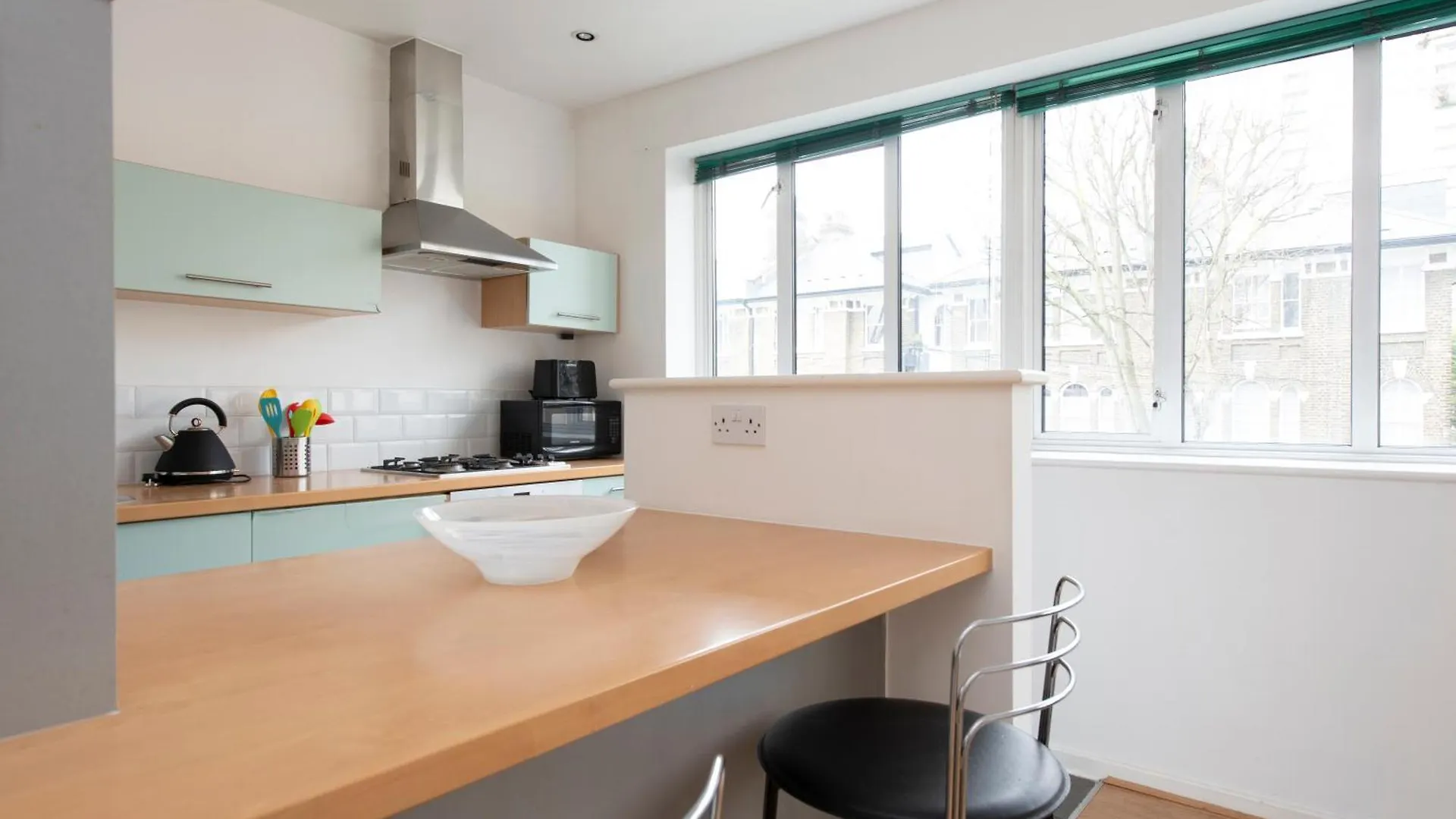 Modern Luxury Apartment By Bow Road Station London