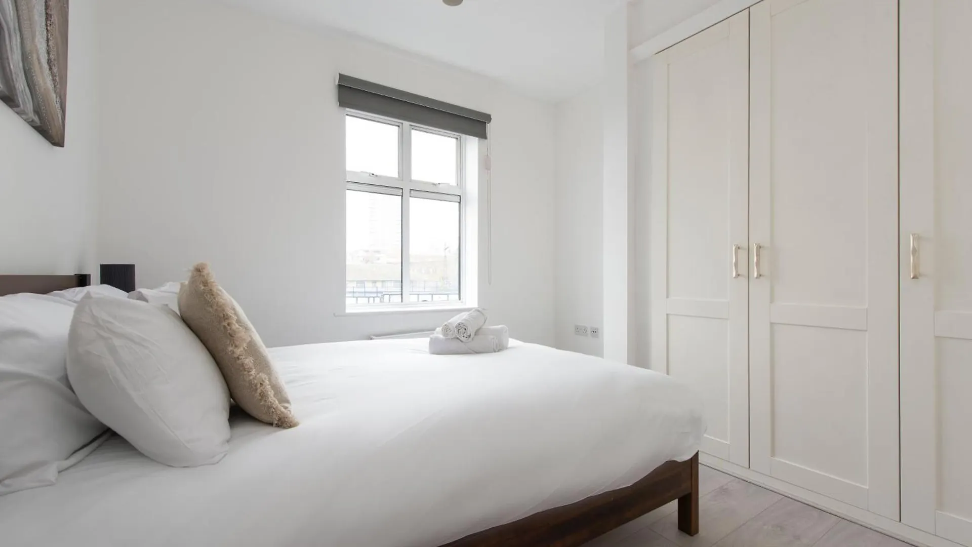 Modern Luxury Apartment By Bow Road Station London