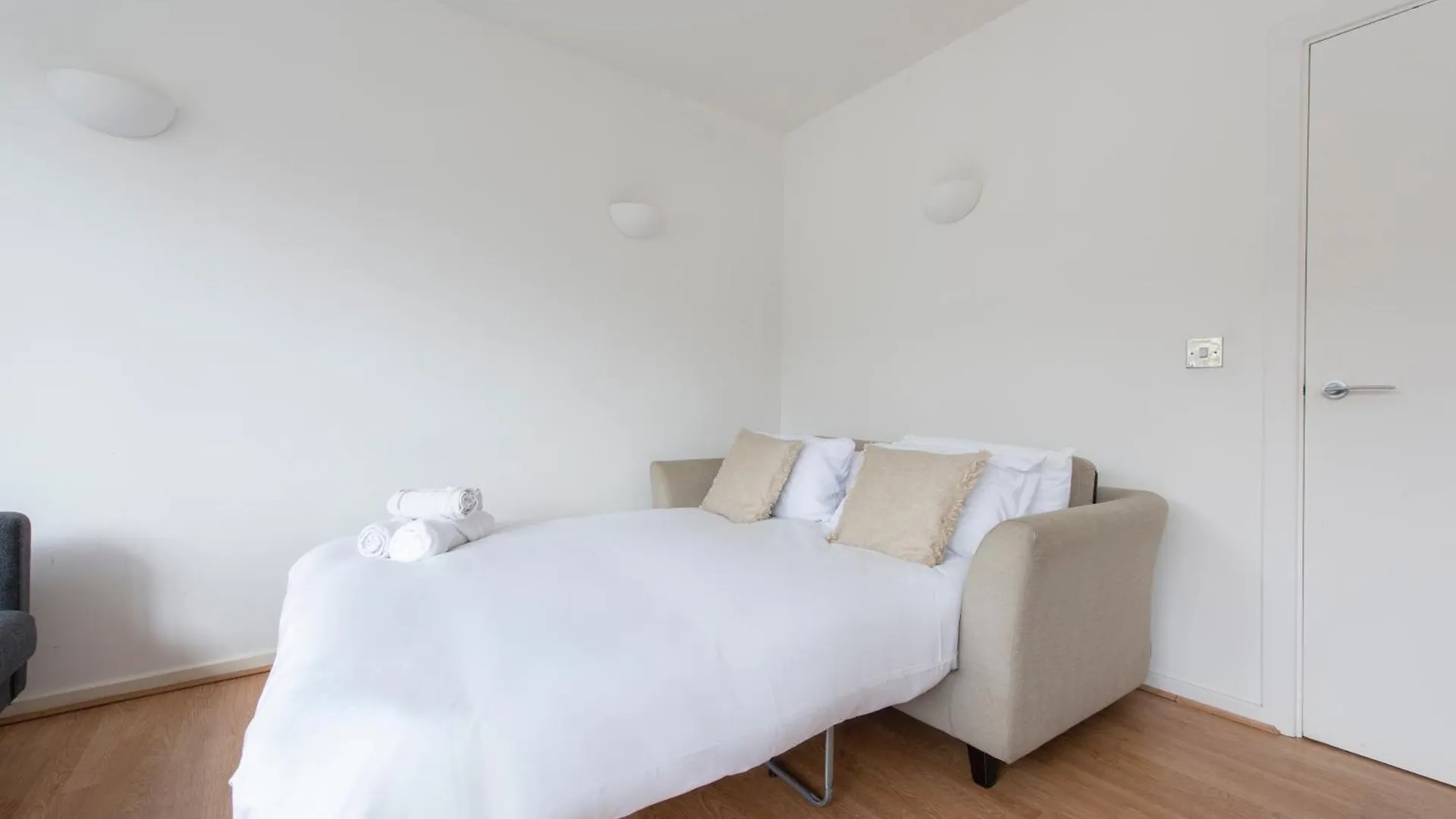 Modern Luxury Apartment By Bow Road Station London 0*,